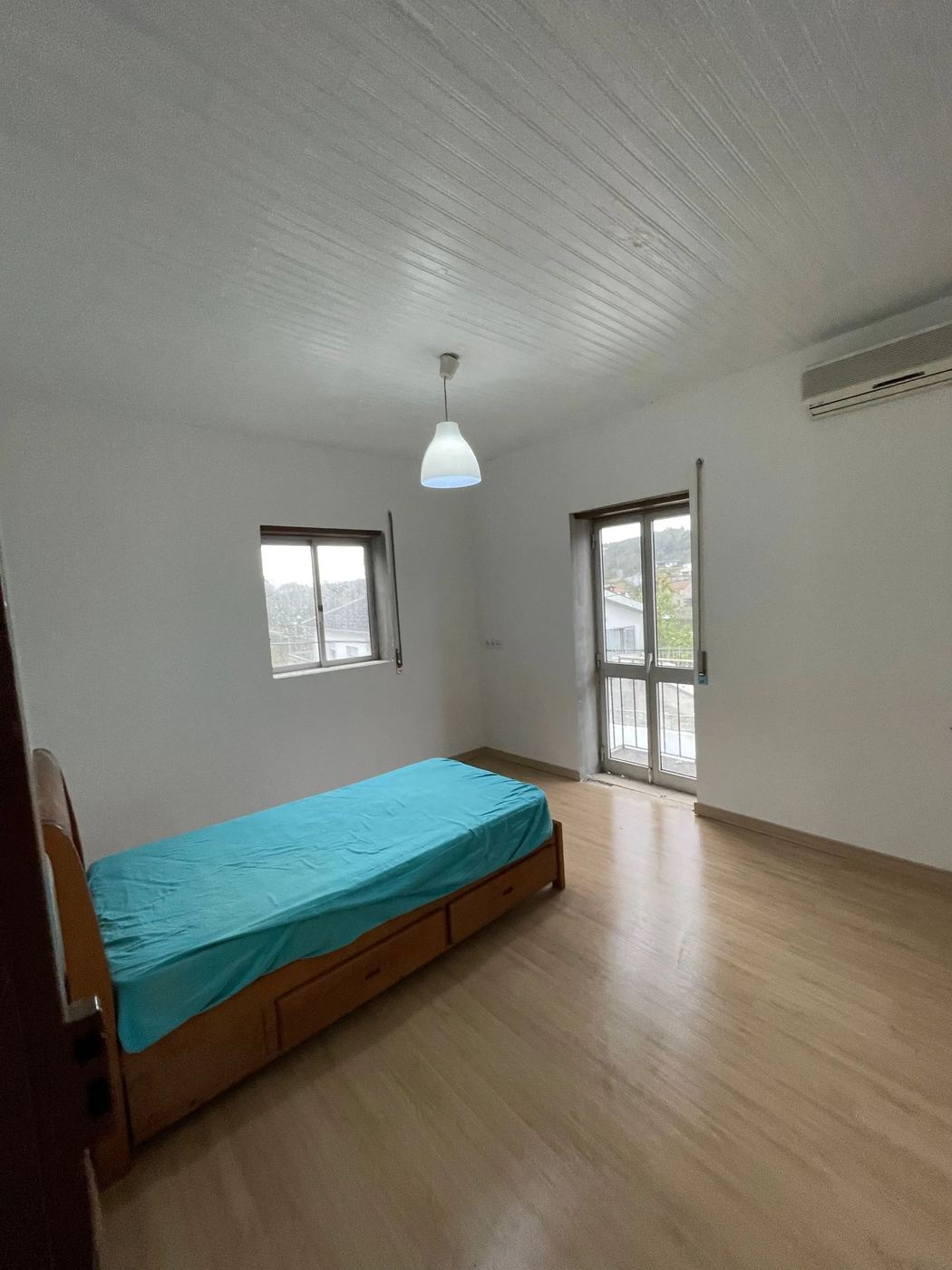Quarto depois da pintura de paredes e piso flutuante — Urbanever