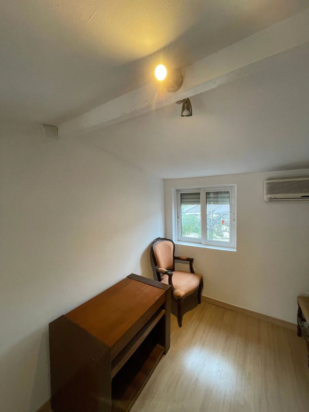 Quarto depois da remodelação com piso flutuante novo e pintura — Urbanever